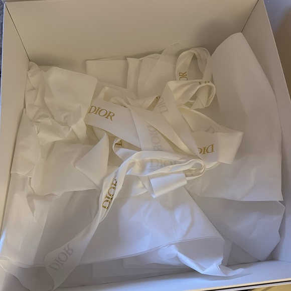 Dior Large Decorative Box - Floral Design with Tissue Paper & Ribbon - Picture 9 of 12